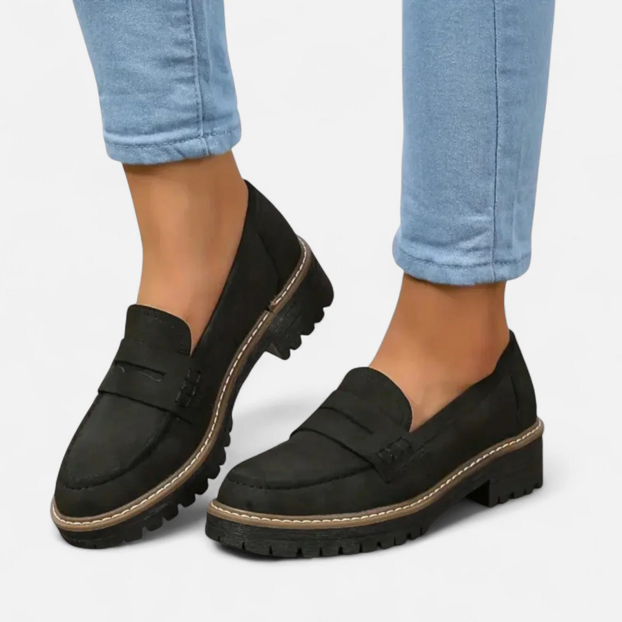 Mocassins femme orthopédiques noirs à enfiler portés avec un jean clair