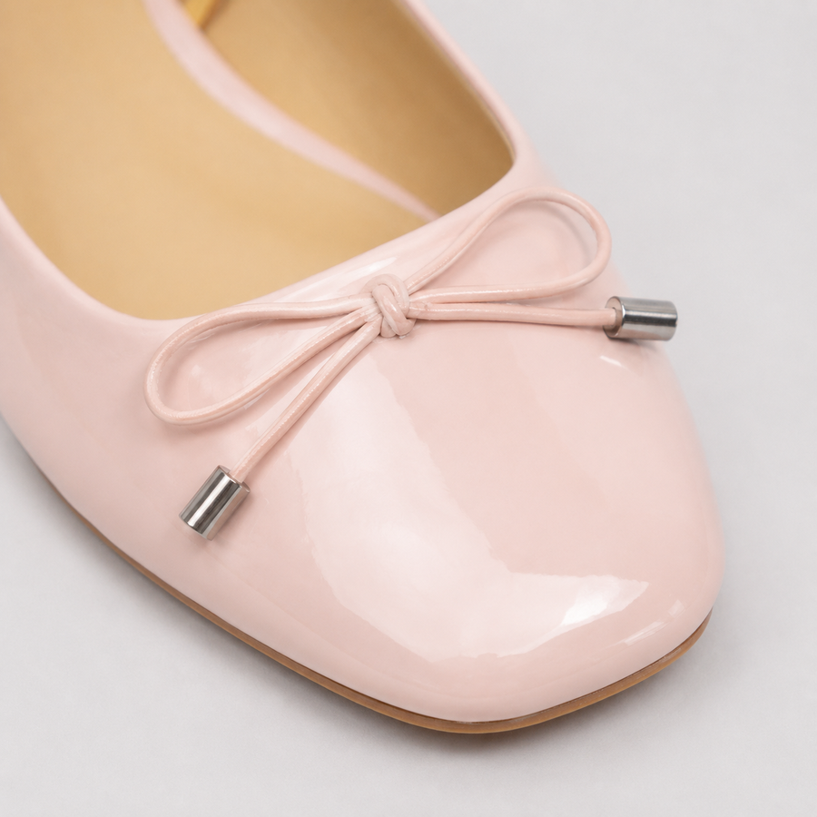 Gros plan sur une ballerine rose brillante à bout carré pour femme