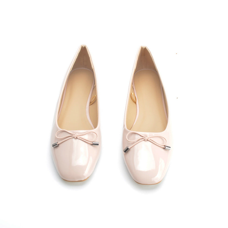 Ballerines roses brillantes à bout carré pour femme présentées seules