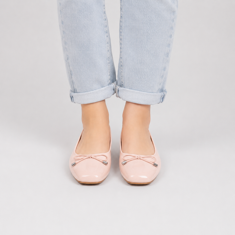 Ballerines femme roses brillantes à bout carré portées avec un jean clair