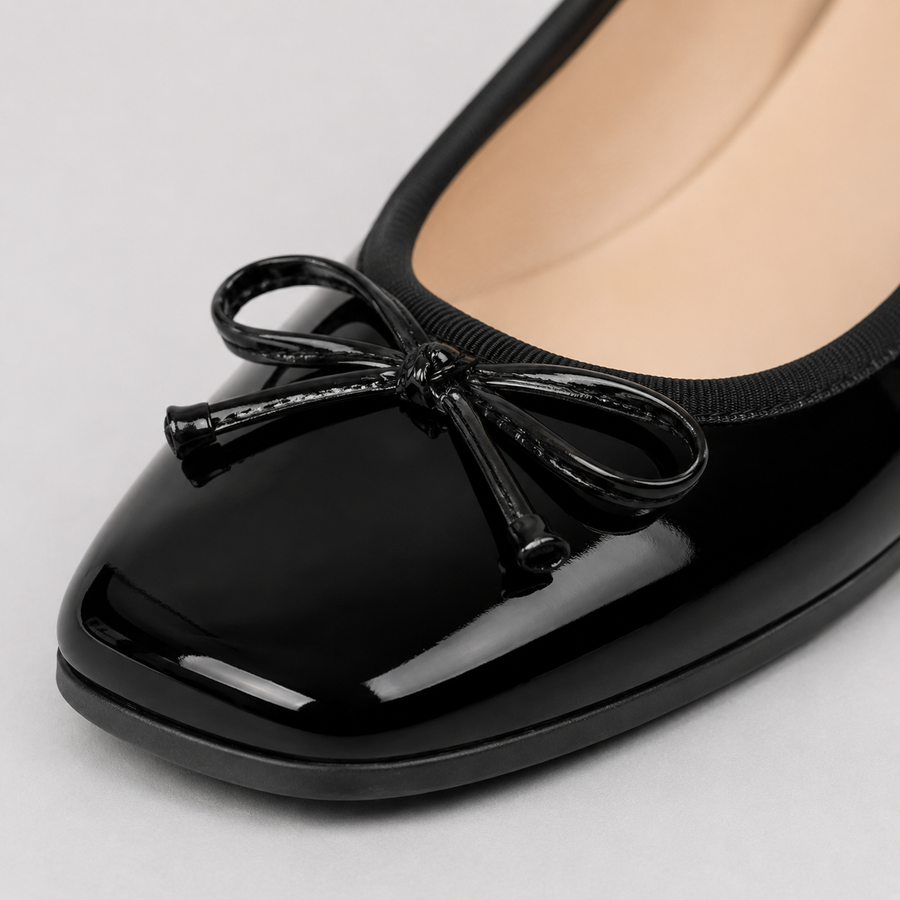 Gros plan sur une ballerine noire à bout ouvert avec nœud pour femme