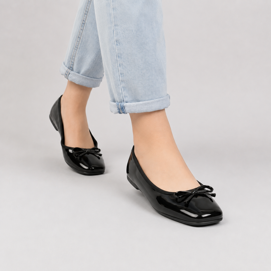 Ballerines noires à bout ouvert avec nœud portées de côté