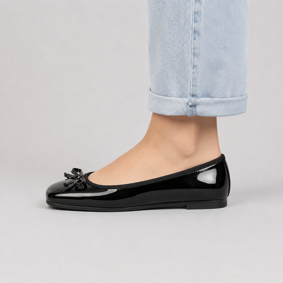 Vue latérale des ballerines noires à bout ouvert avec nœud pour femme