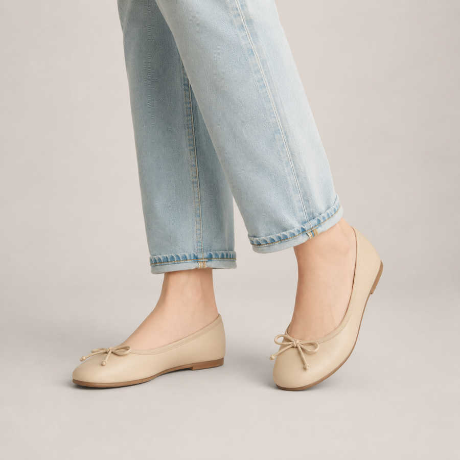 Ballerines femme beiges à bout rond avec nœud portées de côté