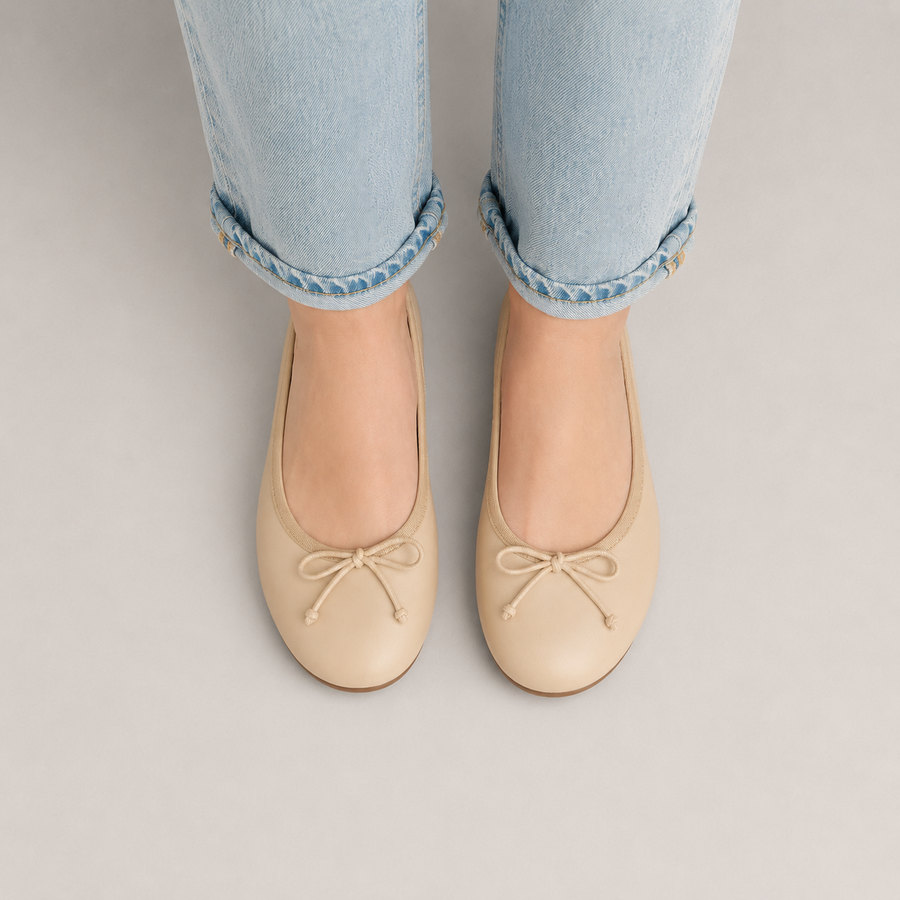 Ballerines femme beiges à bout rond vues du dessus avec nœud discret