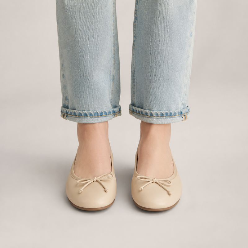 Ballerines femme beiges à bout rond avec nœud discret portées avec un jean clair