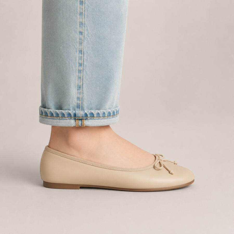 Vue latérale des ballerines femme beiges à bout rond avec nœud discret