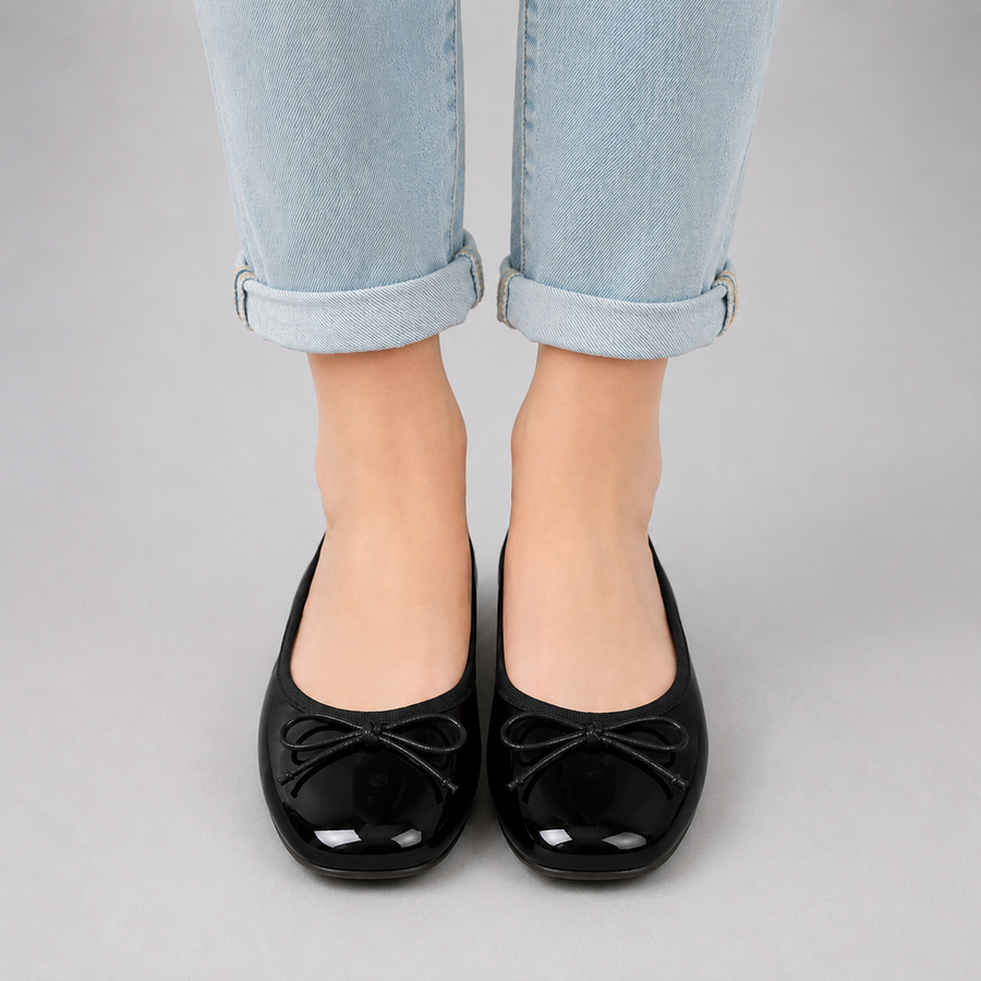 Ballerines femme noires à bout rond avec nœud papillon portées avec un jean clair
