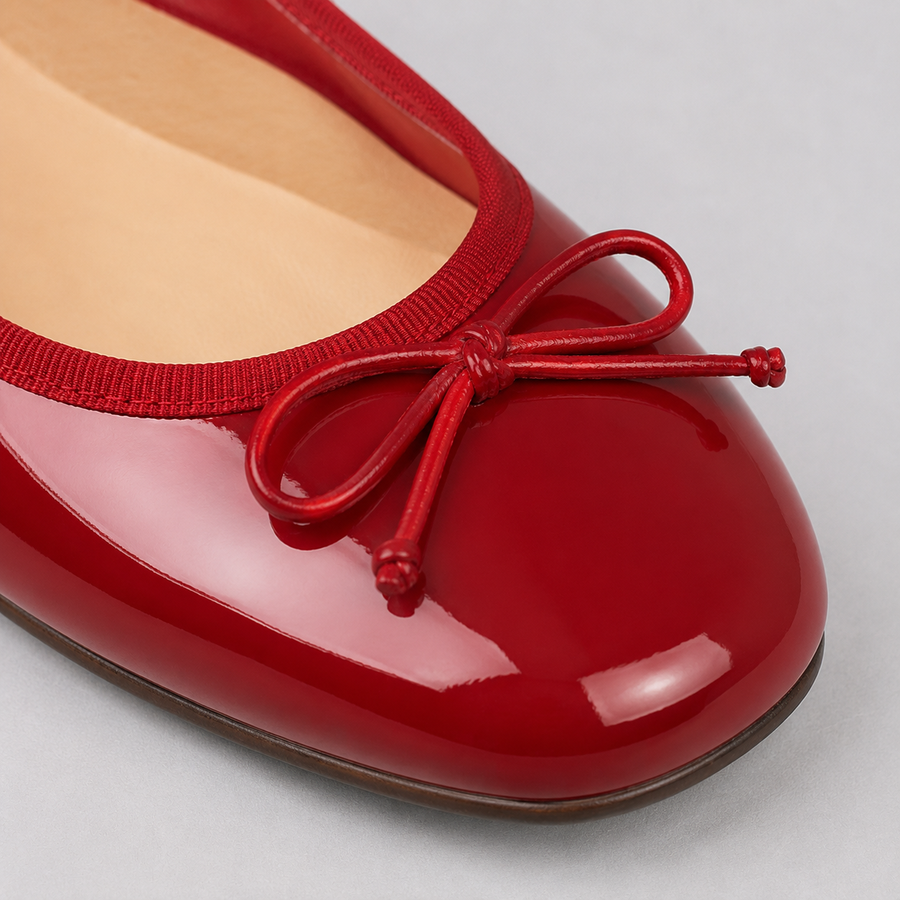 Gros plan sur une ballerine rouge à bout rond avec nœud papillon pour femme