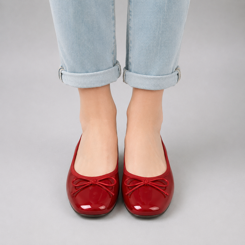 Ballerines femme rouges à bout rond avec nœud papillon portées avec un jean clair
