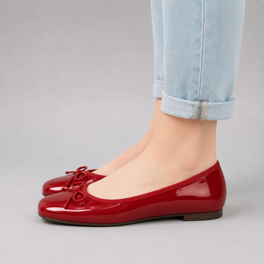 Vue latérale des ballerines rouges à bout rond avec nœud papillon pour femme