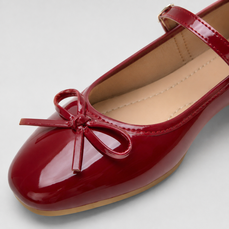 Gros plan sur une ballerine Mary Jane rouge vernie avec nœud papillon pour femme