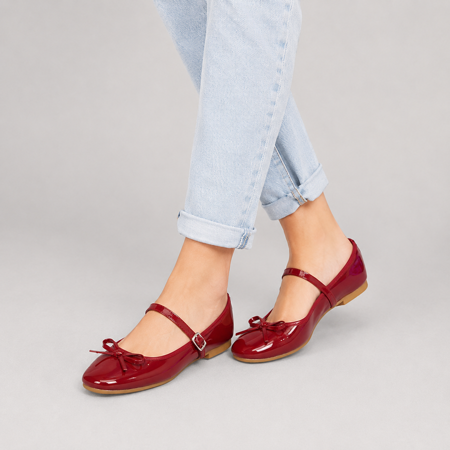 Ballerines Mary Jane rouges vernies pour femme portées de côté