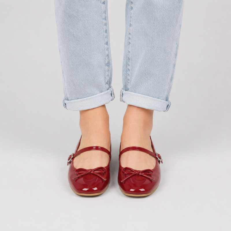 Ballerines Mary Jane femme rouges vernies avec nœud papillon portées avec un jean clair