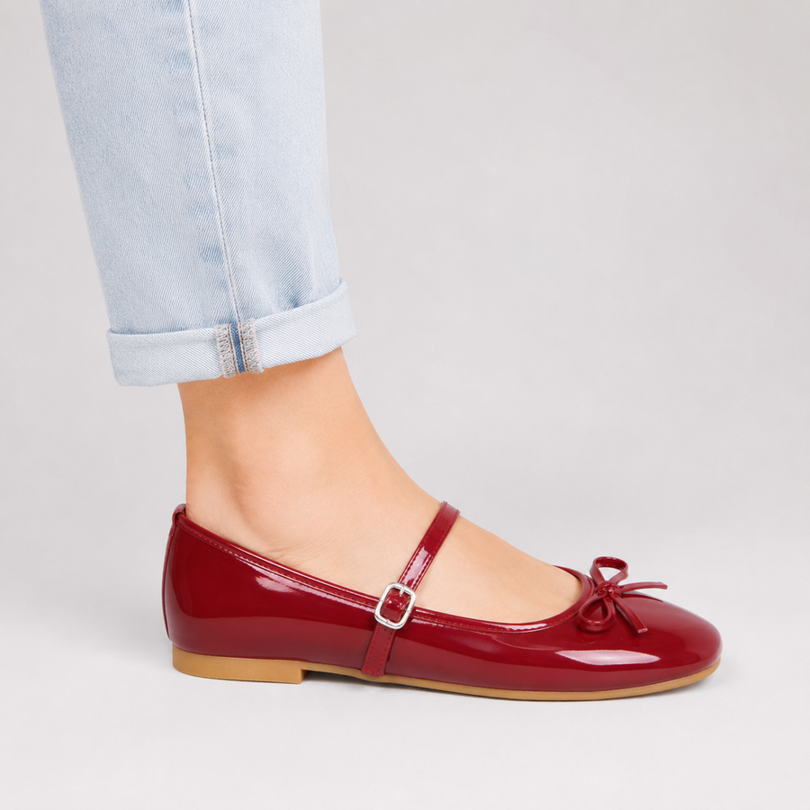 Vue latérale des ballerines Mary Jane rouges vernies avec nœud papillon pour femme