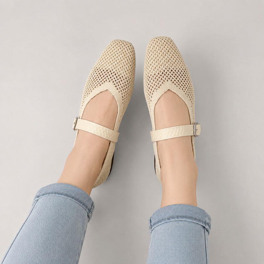 Ballerines Mary Jane beiges en maille ajourée portées assise avec un jean clair