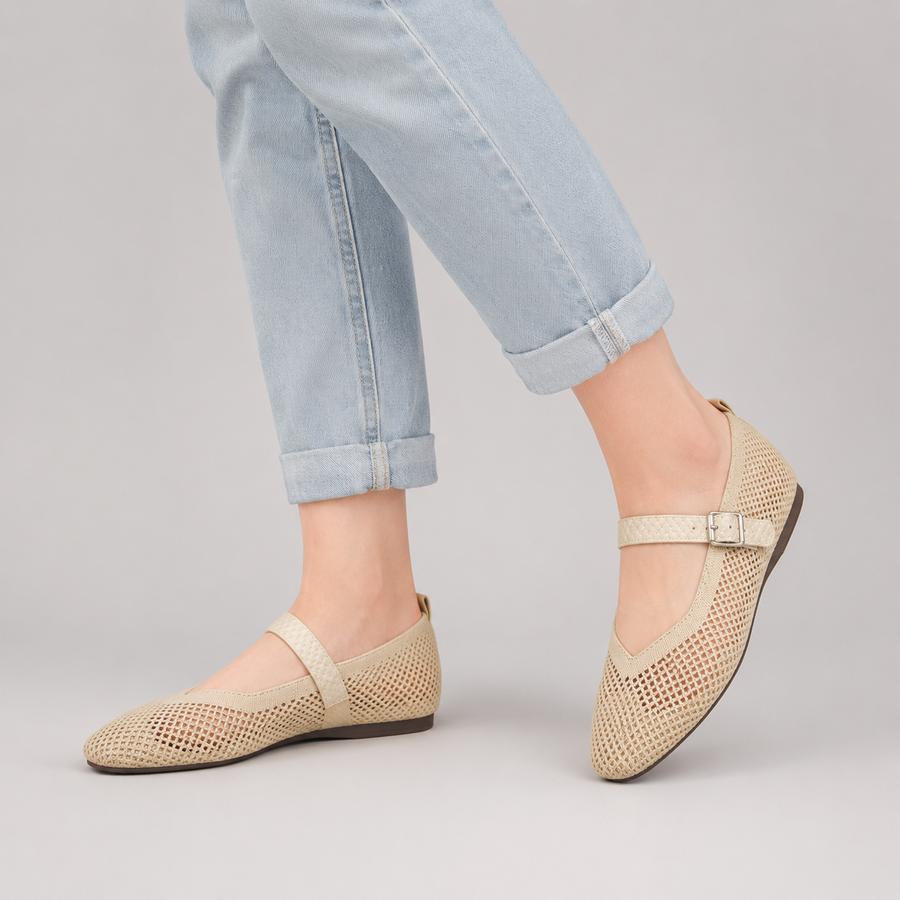 Ballerines Mary Jane beiges en maille ajourée portées de côté