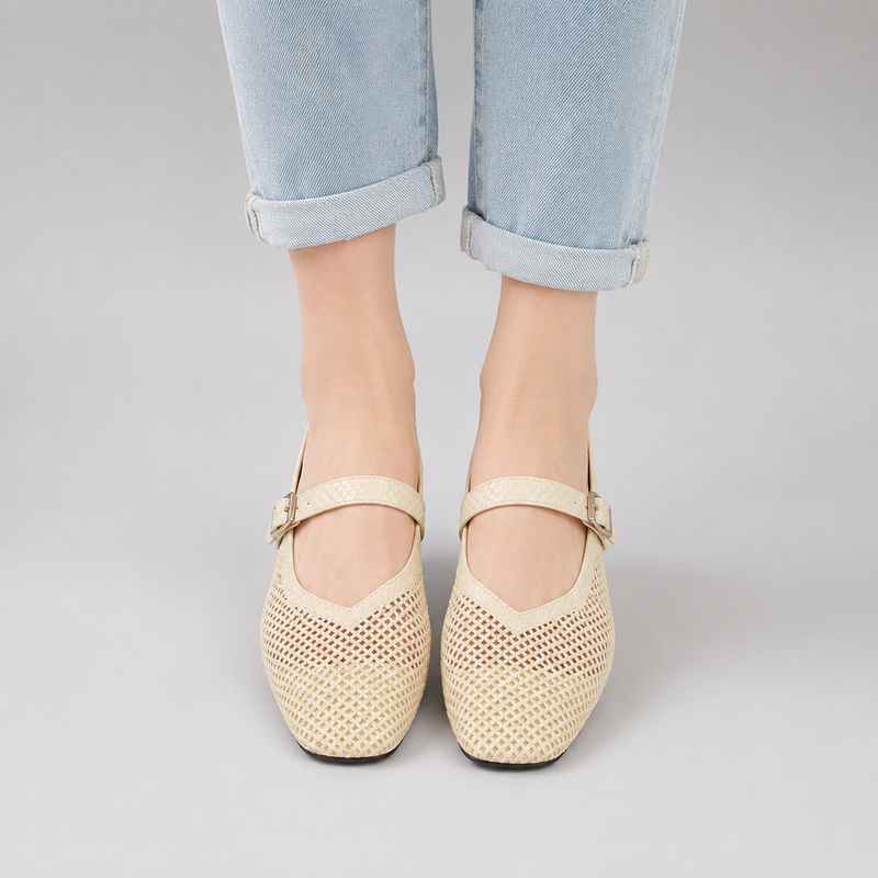 Ballerines Mary Jane beiges en maille ajourée pour femme portées avec un jean clair