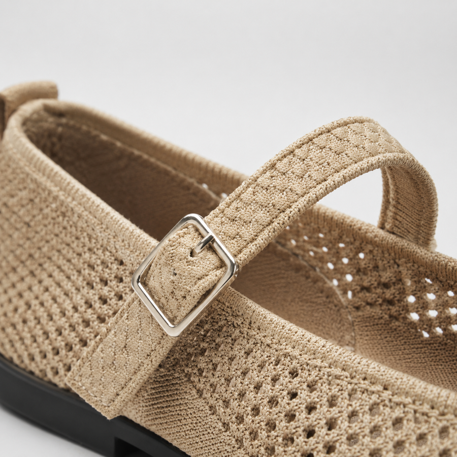 Gros plan sur la maille ajourée d’une ballerine Mary Jane beige pour femme