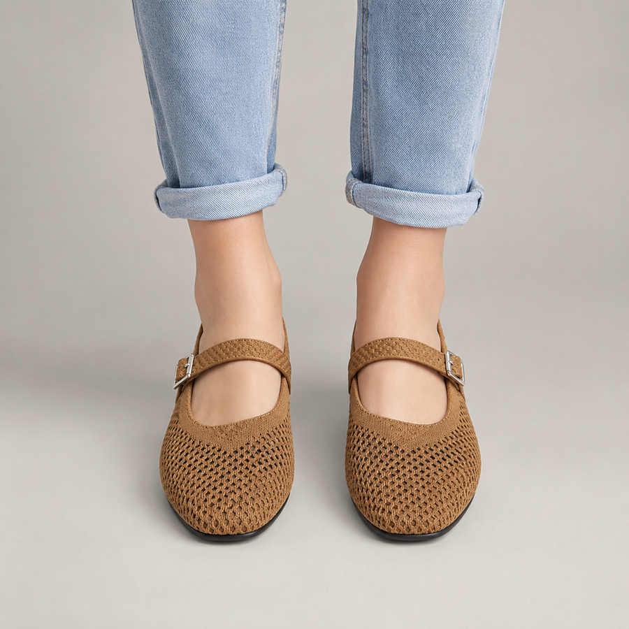 Ballerines Mary Jane noires en maille ajourée pour femme portées avec un jean clair