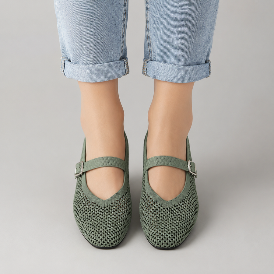 Ballerines Mary Jane vertes en maille ajourée pour femme portées avec un jean clair
