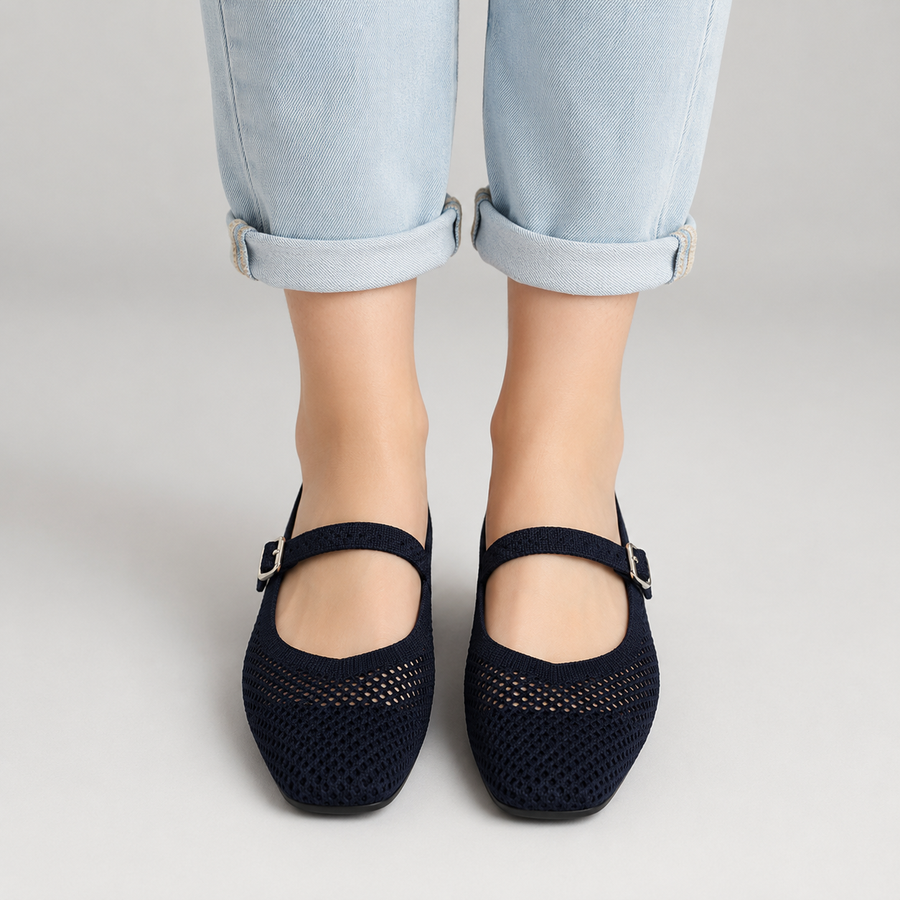 Ballerines Mary Jane vertes en maille ajourée pour femme portées avec un jean clair