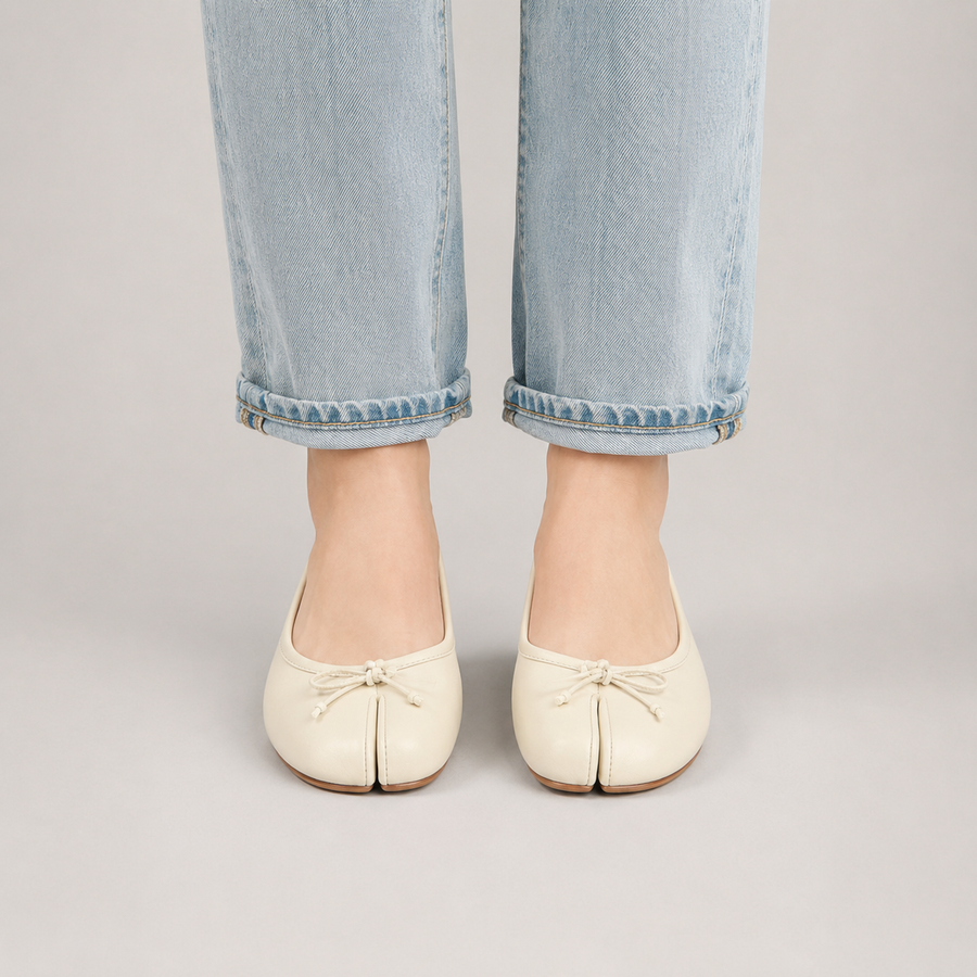 Ballerines Tabi femme beiges à bout fendu portées avec un jean clair
