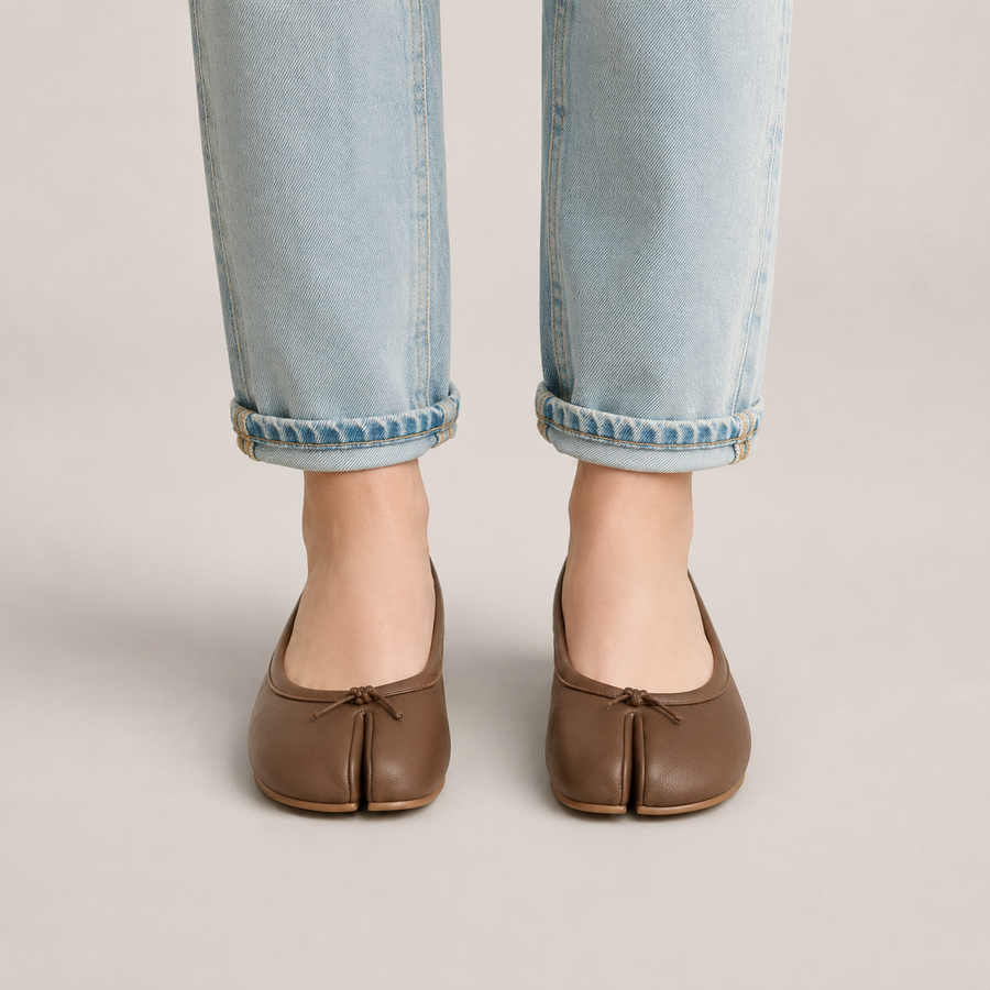 Ballerines Tabi femme marron à bout fendu portées avec un jean clair
