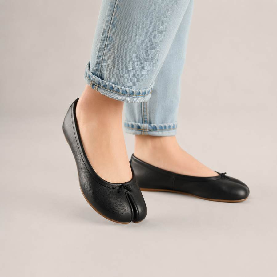 Ballerines Tabi femme noires à bout fendu portées avec un jean clair