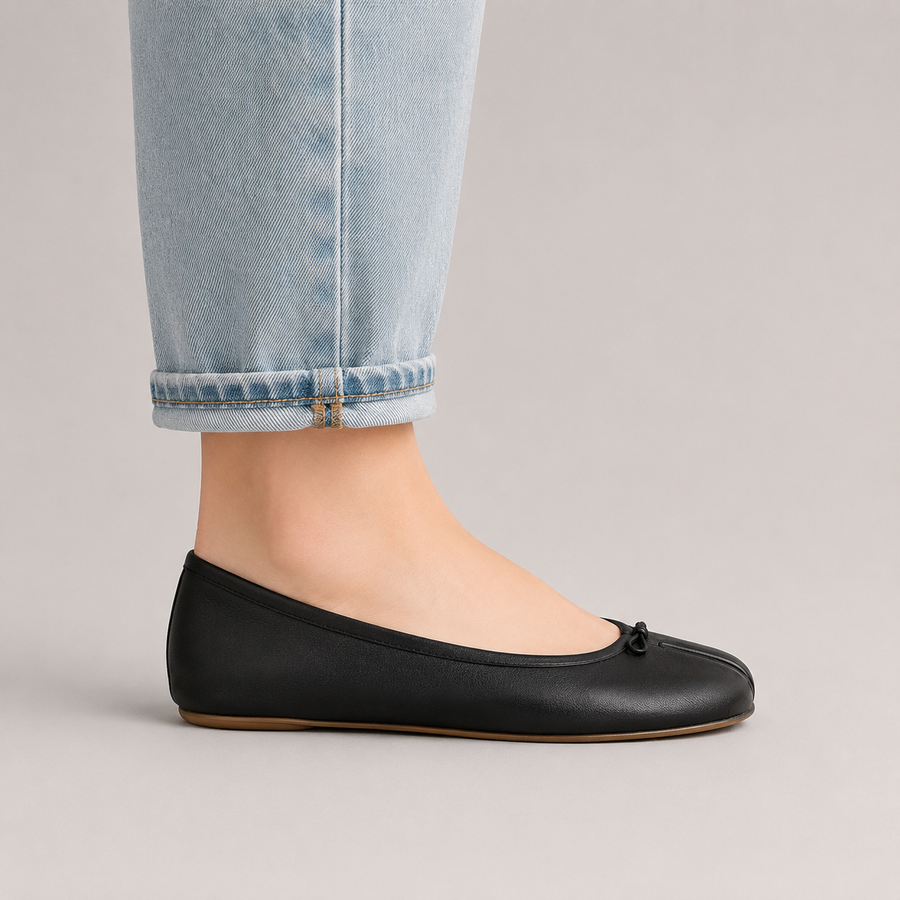 Vue latérale des ballerines Tabi femme noires à bout fendu