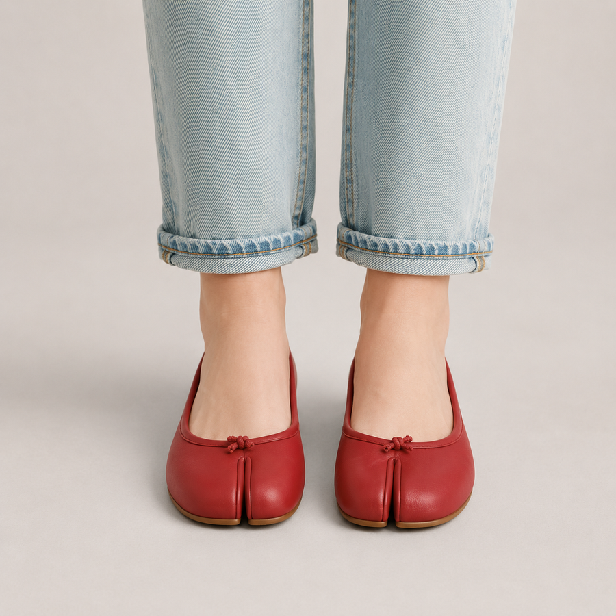 Ballerines Tabi femme rouges à bout fendu portées avec un jean clair