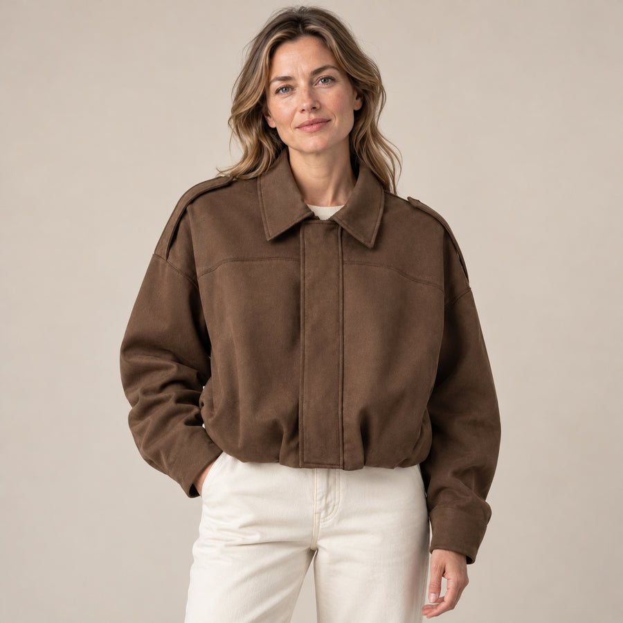 Blouson Bomber Femme - Effet Daim Col Rabattu Poignets Côtelés - Marron - photo portée sur fond beige