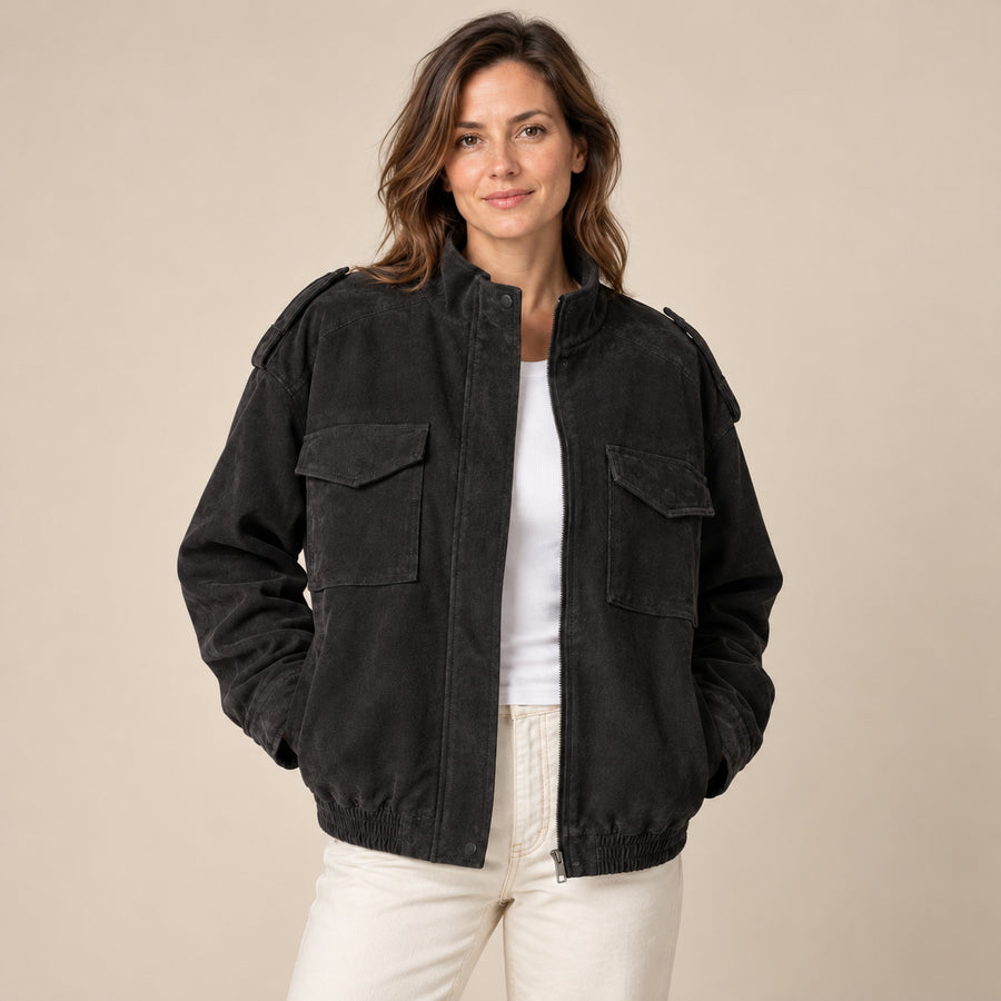 Blouson Bomber Femme - Aspect Daim Poches Avant Bords Côtes - Noir - photo portée sur fond beige