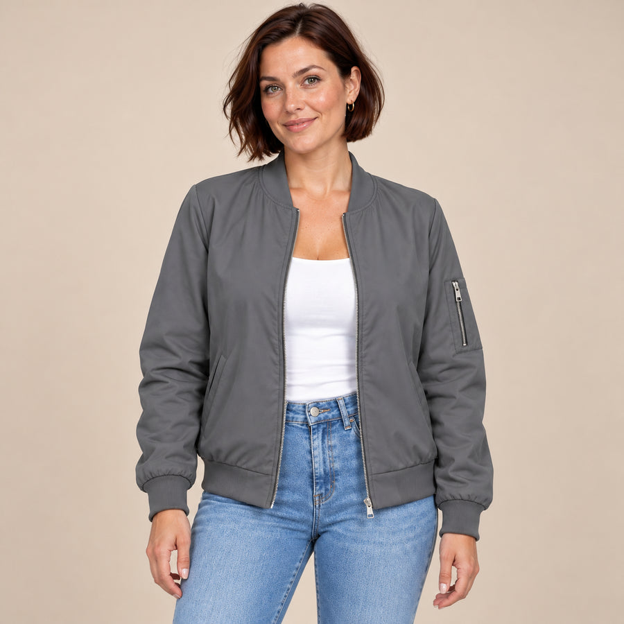 Blouson Bomber Femme - Col Baseball Côtelé Zippé - Gris - porté sur fond beige