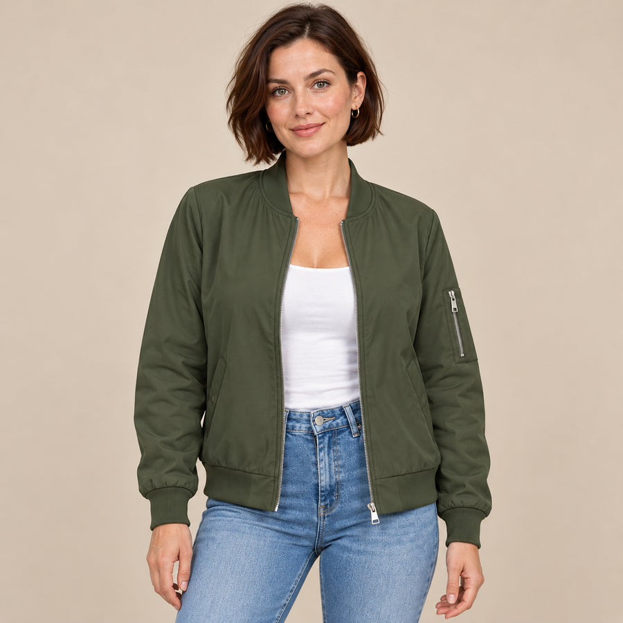 Blouson Bomber Femme - Col Baseball Côtelé Zippé - Vert Olive - porté sur fond beige