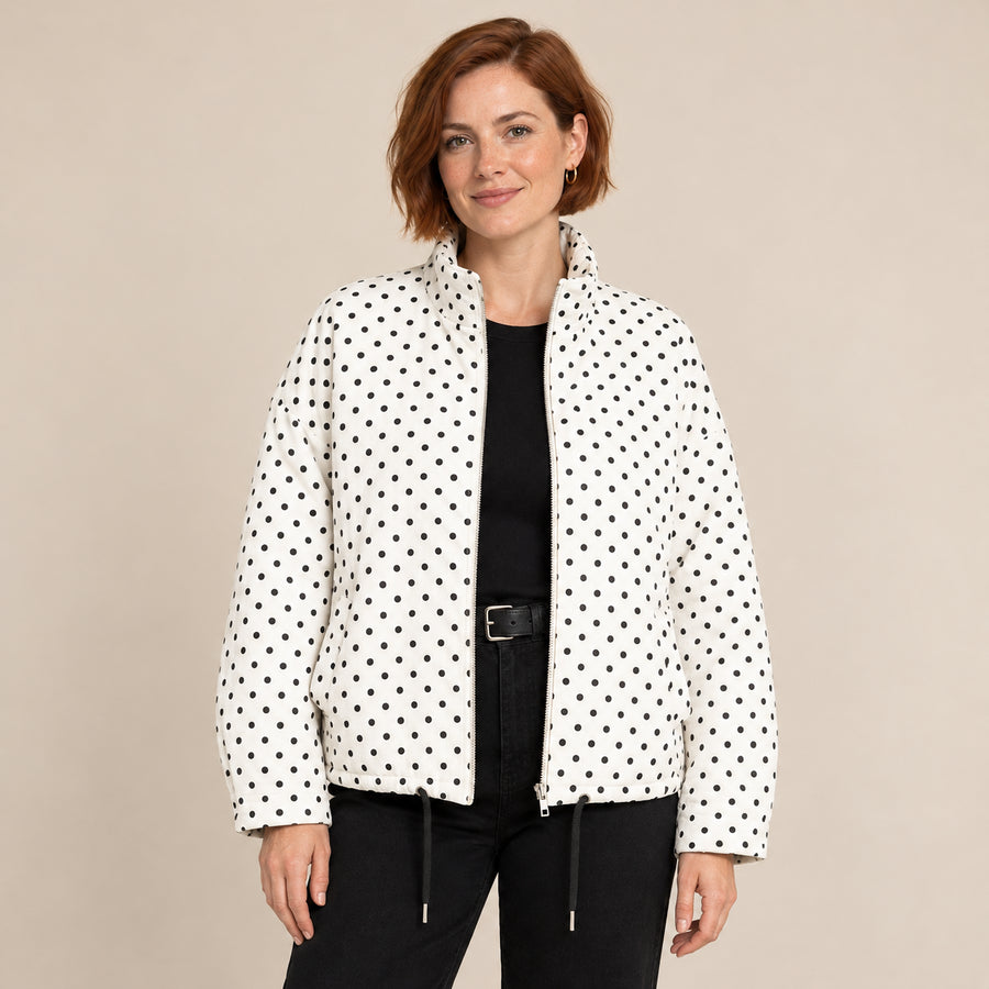 Blouson Bomber Femme - Imprimé Pois Oversize Court Zippé - Blanc - photo portée sur fond beige