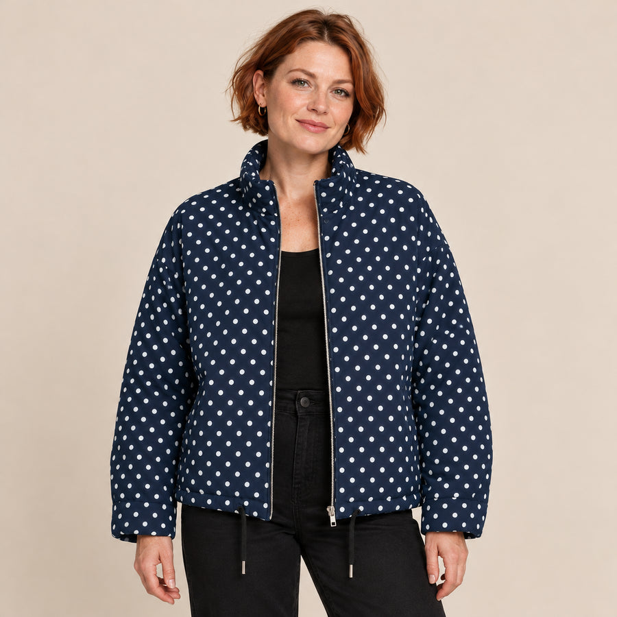 Blouson Bomber Femme - Imprimé Pois Oversize Court Zippé - Bleu marine - photo portée sur fond beige