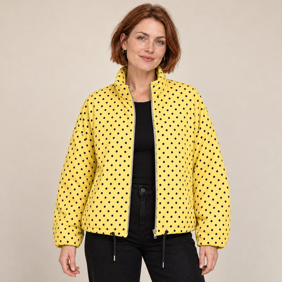 Blouson Bomber Femme - Imprimé Pois Oversize Court Zippé - Jaune - photo portée sur fond beige