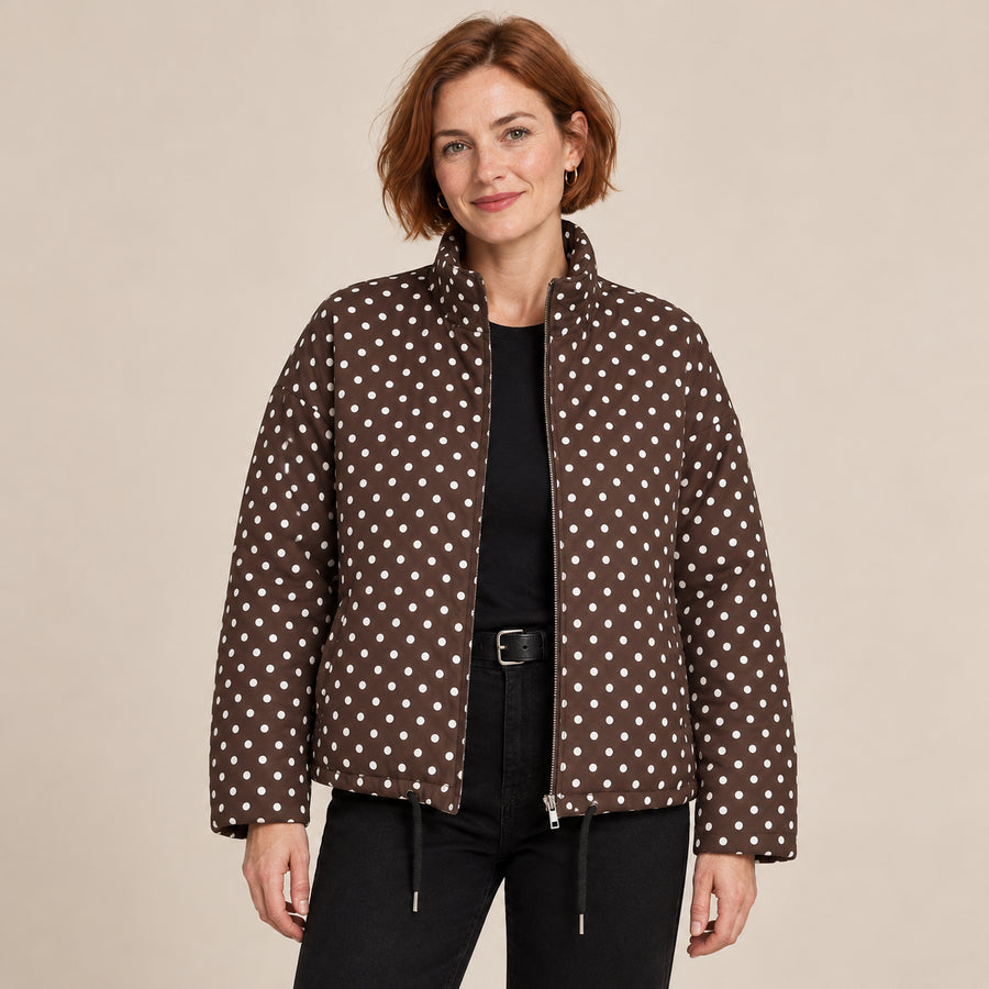 Blouson Bomber Femme - Imprimé Pois Oversize Court Zippé - Marron - photo portée sur fond beige