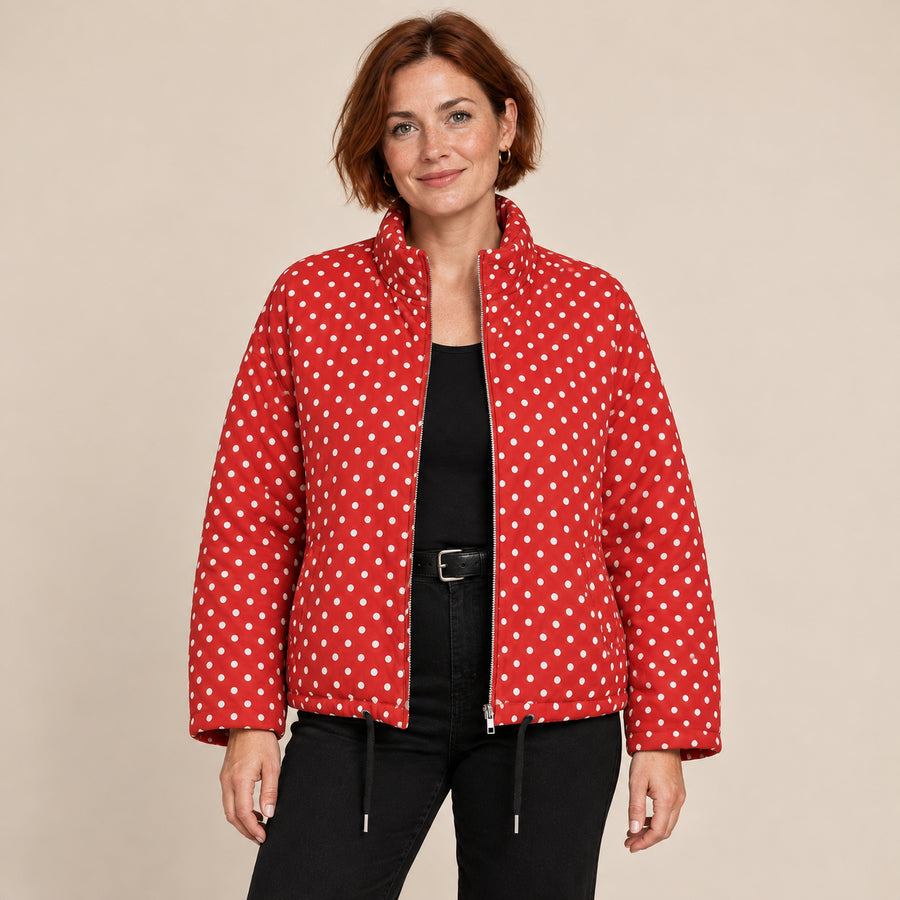 Blouson Bomber Femme - Imprimé Pois Oversize Court Zippé - Rouge - photo portée sur fond beige