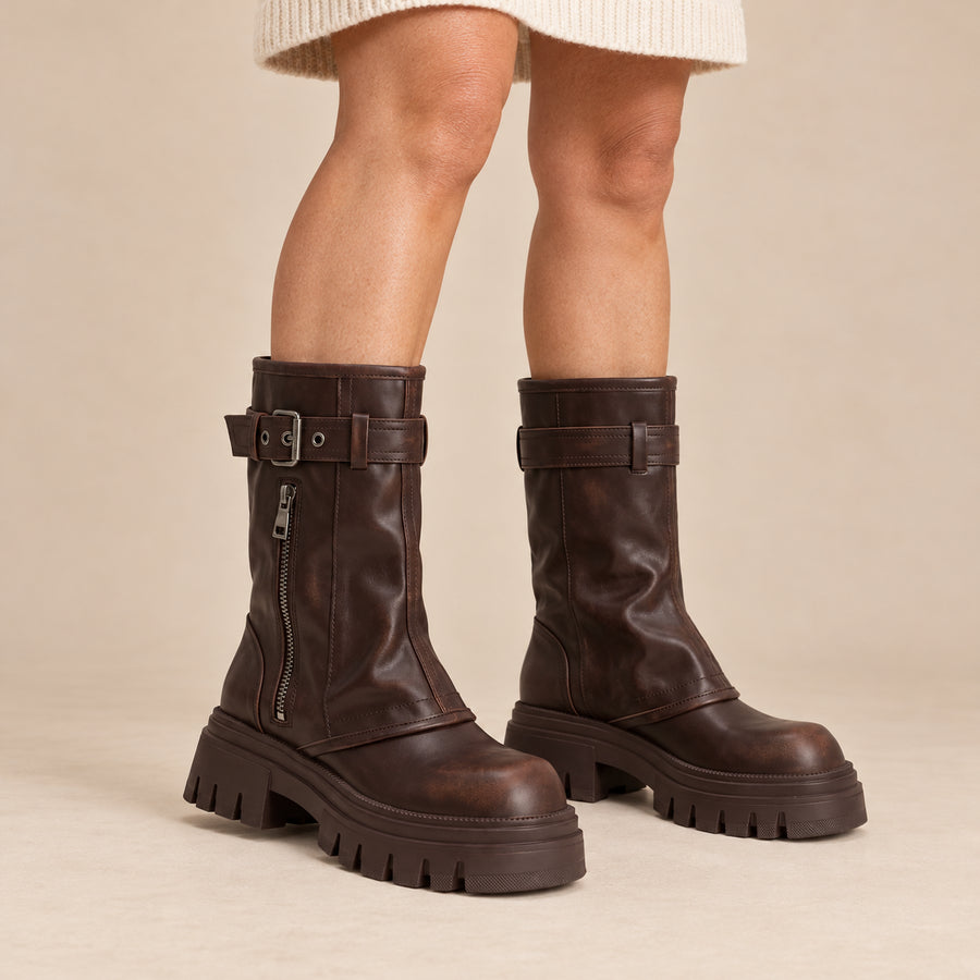 Bottes Biker Femme - Guêtre Superposée Semelle Crantée - Brun - vue portée sur fond beige
