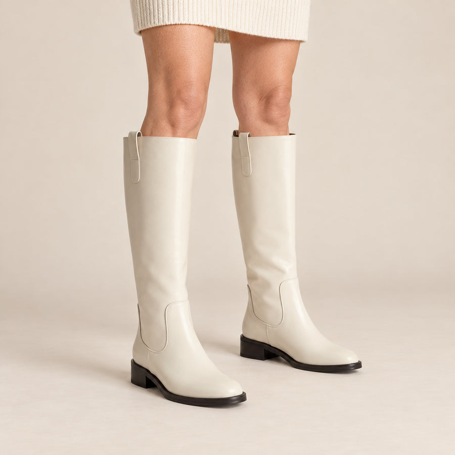 Bottes Cavalières Hautes Femme - Effet Cuir Talon Carré - Blanc Cassé - vue portée sur fond beige