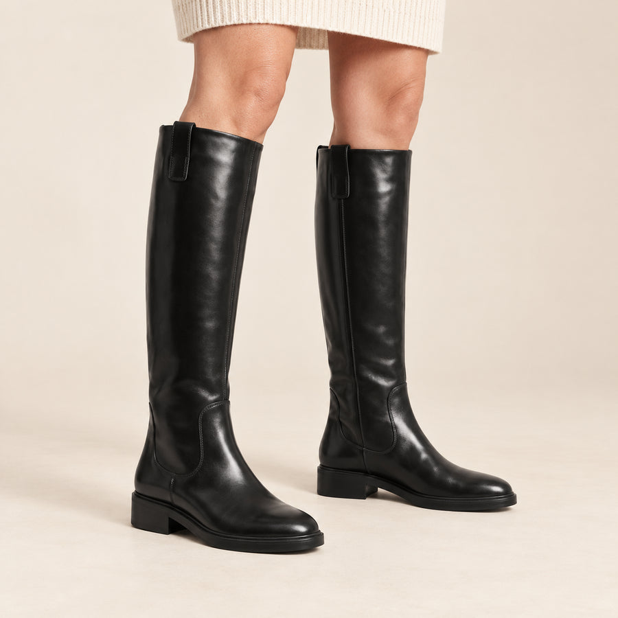 Bottes Cavalières Hautes Femme - Effet Cuir Talon Carré - Noir - vue portée sur fond beige