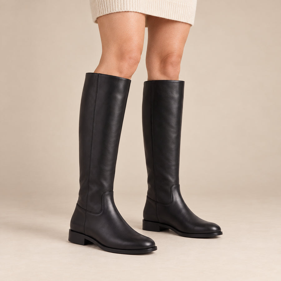 Bottes Cavalières Plates Femme - Simili Souple Sans Fermeture - Noir - vue portée sur fond beige