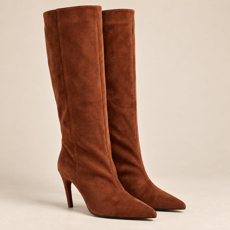Bottes Hautes Femme - Tige Droite en Suédine Talon Fin - Cognac - vue non portée sur fond beige