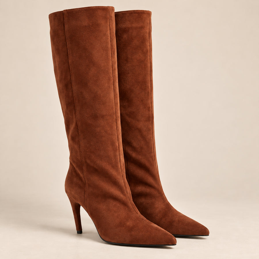 Bottes Hautes Femme - Tige Droite en Suédine Talon Fin - Cognac - vue non portée sur fond beige