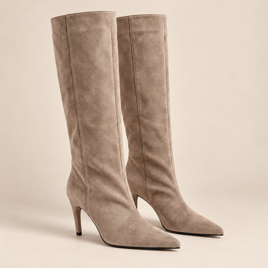 Bottes Hautes Femme - Tige Droite en Suédine Talon Fin - Taupe - vue non portée sur fond beige