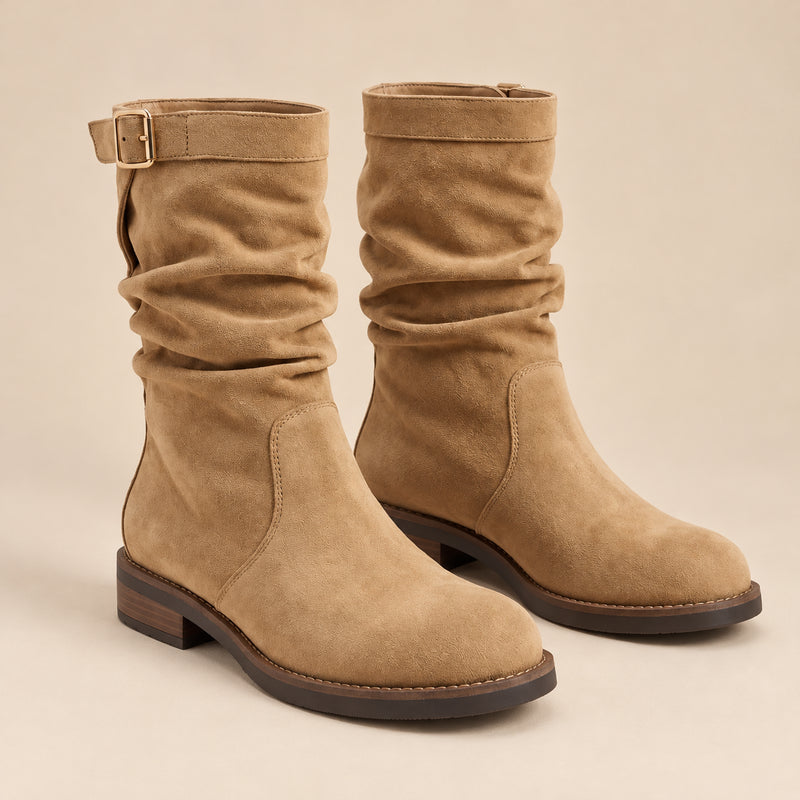 Bottes Mi-Mollet Femme - Slouchy en Suédine Talon Bas - Camel - bottes seules sur fond beige