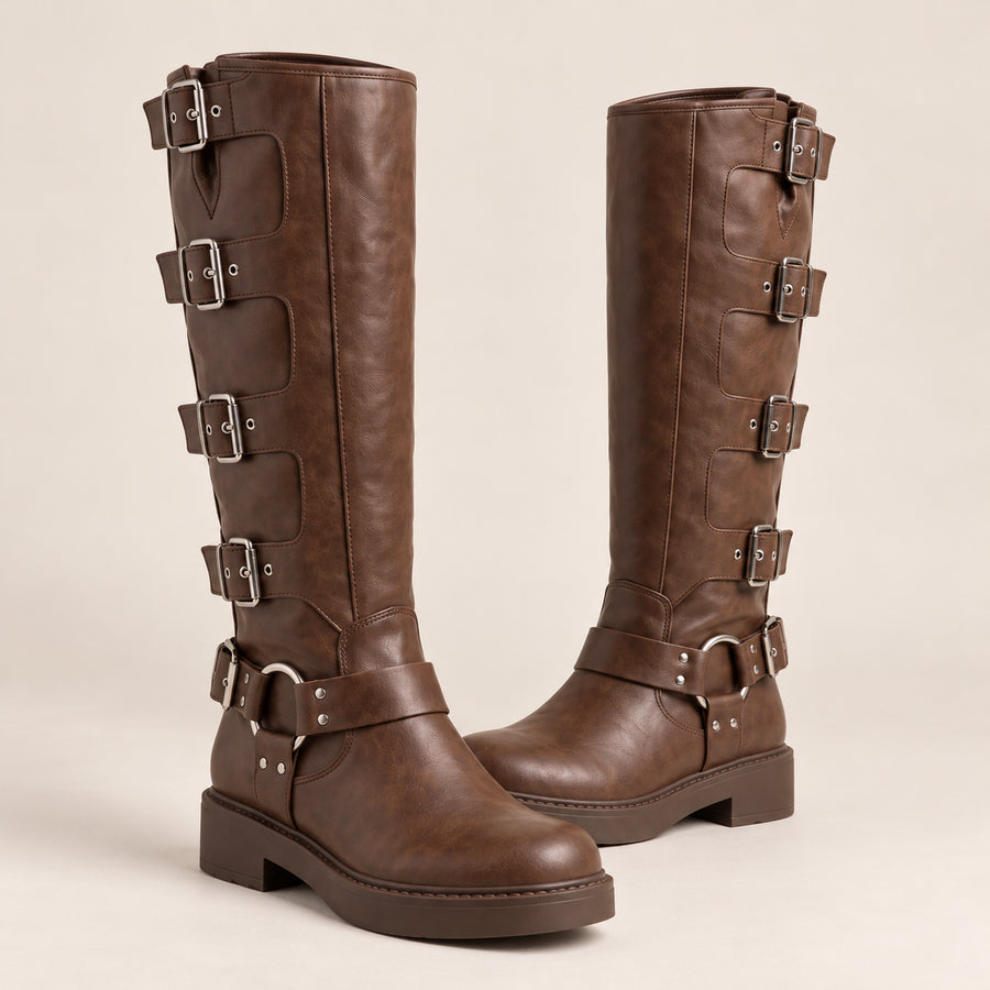 Bottes Hautes Femme - Motardes à Boucles Effet Cuir Talon Carré - Brun - bottes seules sur fond beige