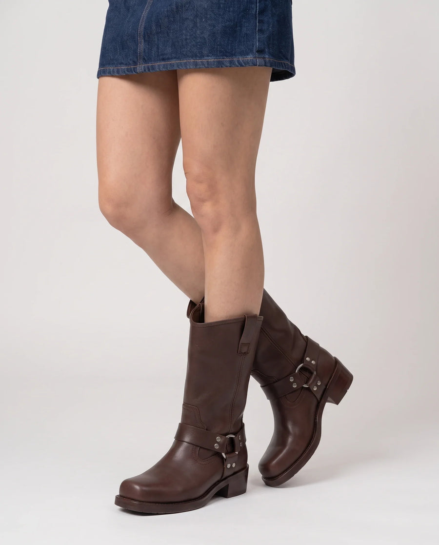 Bottes Motardes Femme Chocolat - vue portée en plan rapproché